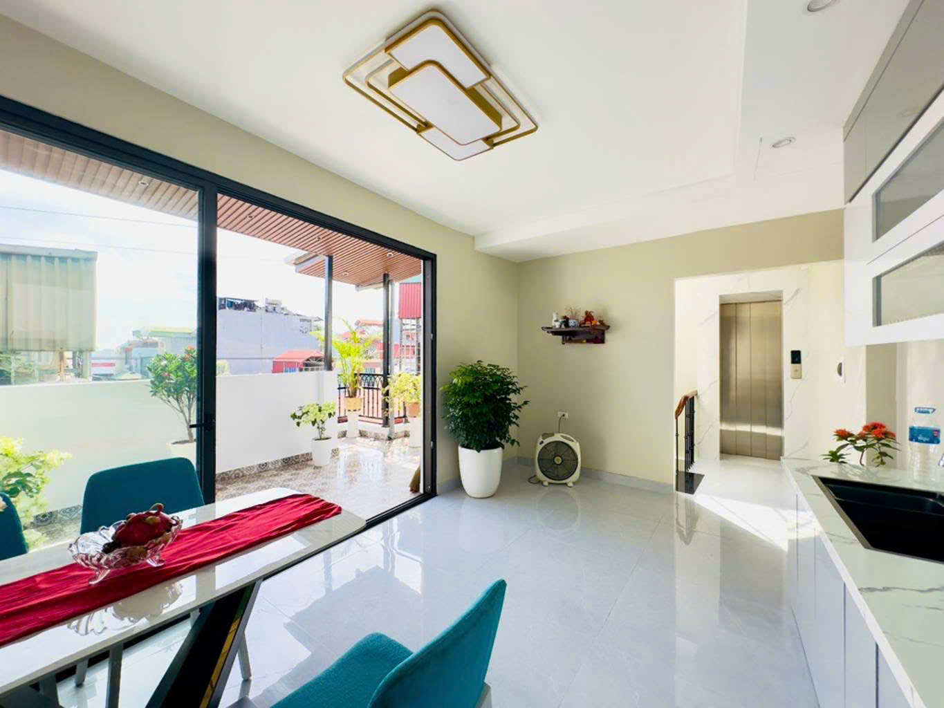 Nhà trên 12 tỷ có ngay em hoa hậu Minh Khai mặt tiền 6m _DT 50m2/5 tầng_Thang máy nhập. - Ảnh 1